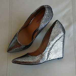 Call it SPRING pointed wedge pumps